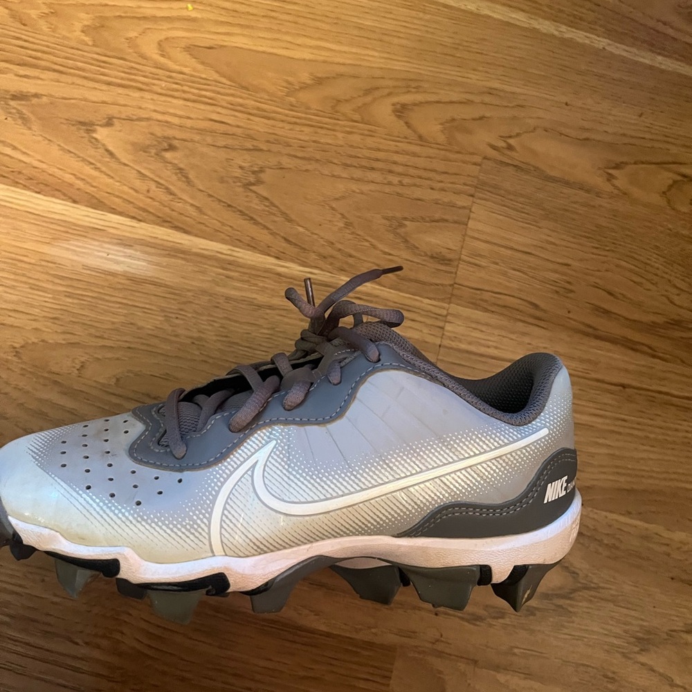 Nike Silver and Gray Baseball Cleats